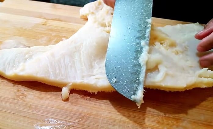 limpiando el mondongo con el cuchillo