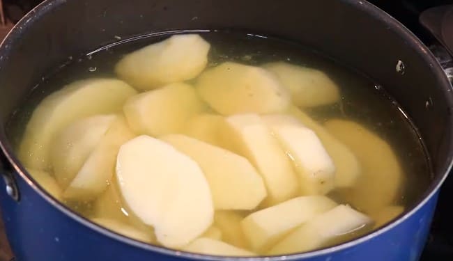 cocinando las patatas receta de tamales tolimenses 